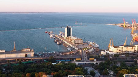 Téléchargez les photos : Vue aérienne par drone de l'infrastructure portuaire maritime d'Odessa. Bateaux de croisière et cargos. - en image libre de droit