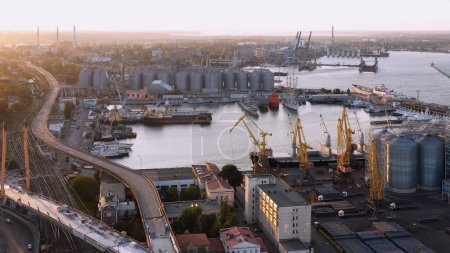 Téléchargez les photos : Vue aérienne par drone de l'infrastructure portuaire maritime d'Odessa. Coucher de soleil du soir ciel. - en image libre de droit