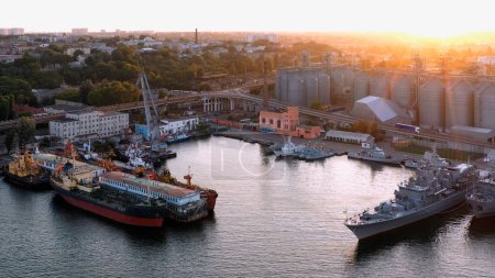 Téléchargez les photos : Vue aérienne par drone des navires du port maritime d'Odessa. Coucher de soleil du soir ciel. - en image libre de droit
