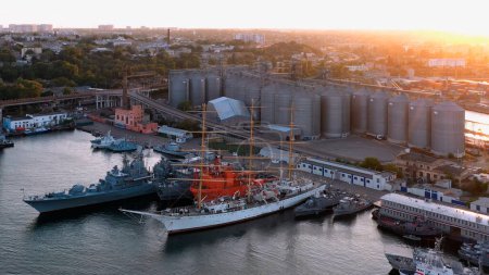 Téléchargez les photos : Vue aérienne par drone des navires du port maritime d'Odessa. Port militaro-industriel au coucher du soleil du soir. - en image libre de droit