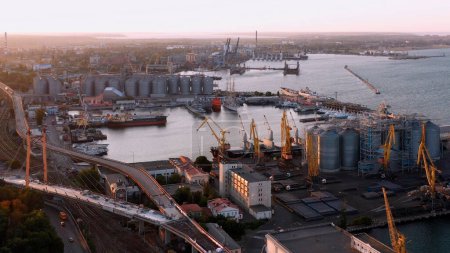 Téléchargez les photos : Vue aérienne de l'infrastructure portuaire maritime d'Odessa. Coucher de soleil du soir ciel. - en image libre de droit