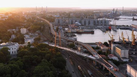 Téléchargez les photos : Vue aérienne de l'infrastructure portuaire maritime d'Odessa et du coucher du soleil en soirée. Paysage urbain. - en image libre de droit