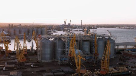 Téléchargez les photos : Elevators with grain in the cargo port of Ukraine. Infrastructure of a big city. - en image libre de droit