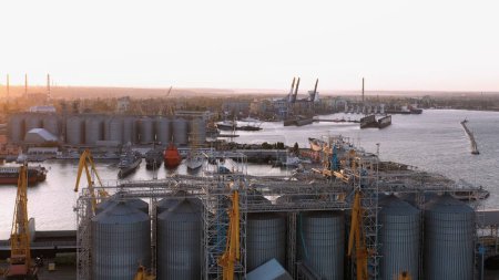 Téléchargez les photos : Port industriel avec ascenseurs et navires. Panorama du port maritime du soir. - en image libre de droit