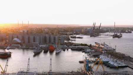 Téléchargez les photos : Urban scape of Odessa sea port infrastructure. Evening sunset light. - en image libre de droit