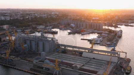 Téléchargez les photos : Aerial drone view of cityscape of sea port infrastructure. Evening sunset light. - en image libre de droit