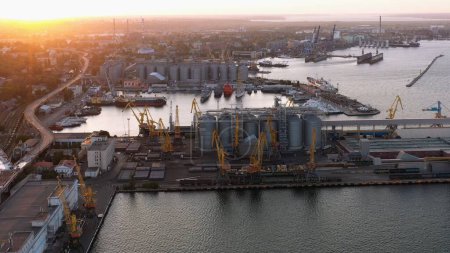 Téléchargez les photos : Vue aérienne du paysage urbain et des infrastructures portuaires maritimes. Lumière du coucher du soleil du soir. - en image libre de droit