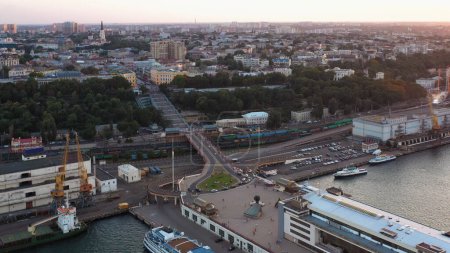 Téléchargez les photos : Vue aérienne du paysage de la ville d'Odessa avec port maritime. Bateaux de croisière et routes. - en image libre de droit
