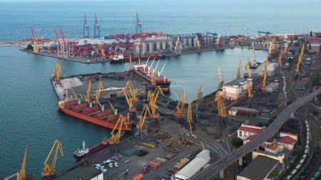 Téléchargez les photos : Vue aérienne du port maritime avec des navires et des conteneurs. Vue de dessus Odessa port. - en image libre de droit