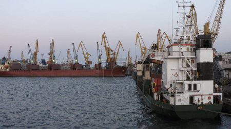 Foto de Naves y grúas torre en un puerto marítimo. Puerto en Odessa, Ucrania. - Imagen libre de derechos
