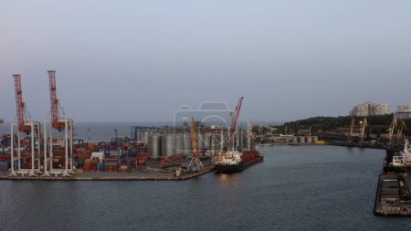 Téléchargez les photos : Paysage nocturne du port maritime d'Odessa avec le navire. Coucher de soleil crépuscule ciel. - en image libre de droit