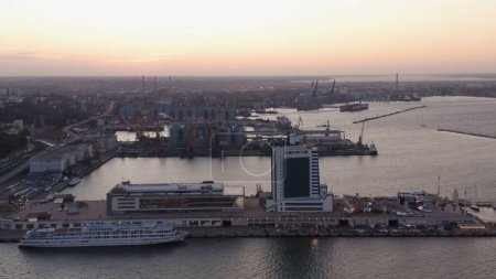 Téléchargez les photos : Paysage urbain en soirée avec port maritime. Hôtel Odessa et bateau de croisière. - en image libre de droit