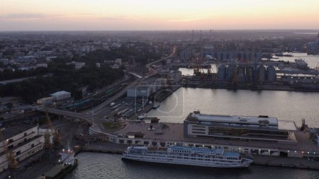 Téléchargez les photos : Vue depuis drone de paysage urbain avec port maritime. Ciel crépusculaire du soir. - en image libre de droit