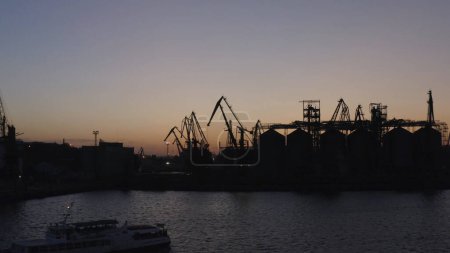 Téléchargez les photos : Scape of sea port and ship with no electrical power at night. Blackout in Odessa, Ukraine. - en image libre de droit