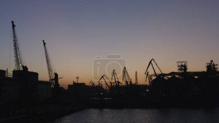 Téléchargez les photos : Landscape of Odesa sea port at night. Backout in Ukraine. Evening twilight sky. - en image libre de droit