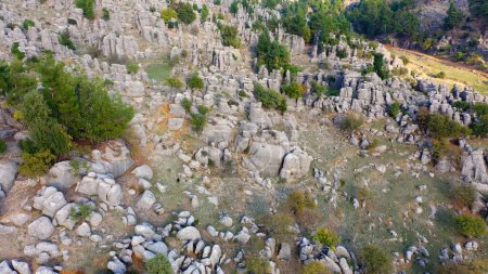 Foto de Vista panorámica del valle montañoso con formaciones rocosas y bosques verdes. Vista aérea del valle de la montaña con piedras rocosas en un día de verano. - Imagen libre de derechos