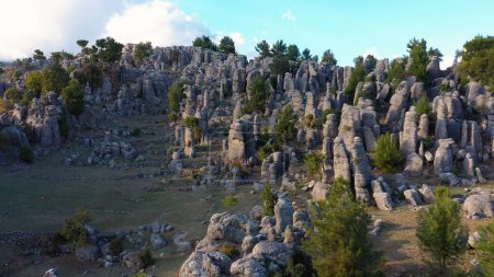 Foto de Majestuosa vista del valle con hermosas formaciones rocosas en un día de verano. Adamkayalar, Selge, Manavgat, Antalya, Turquía. - Imagen libre de derechos