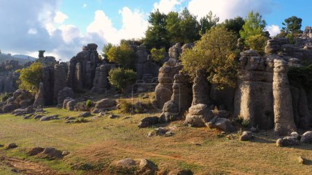 Foto de Landscape with scenic rocks at mountain valley on a summer day. Ancient city of Selge, Antalya, Turkey. - Imagen libre de derechos