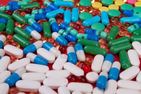 Téléchargez les photos : Beaucoup de différents médicaments colorés et des pilules. Pile de divers médicaments multicolores. - en image libre de droit