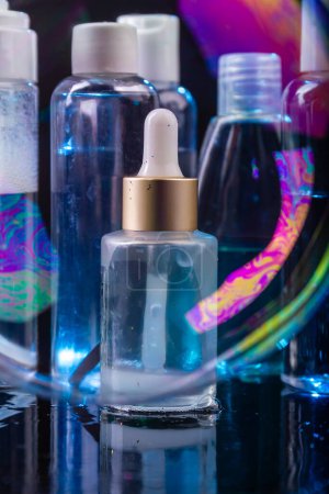Foto de Disparo vertical cerca de diferentes botellas de cosméticos. Concepto de cuidado de la piel y spa. - Imagen libre de derechos