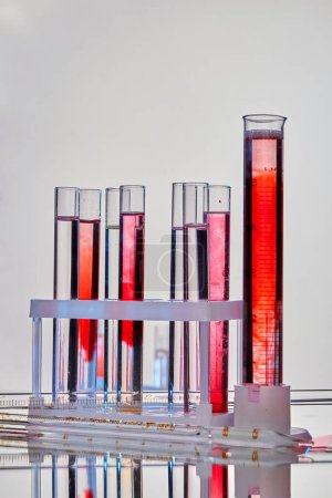 Foto de Conjunto de probetas de laboratorio con muestras de sangre. Fondo blanco plano vertical. - Imagen libre de derechos