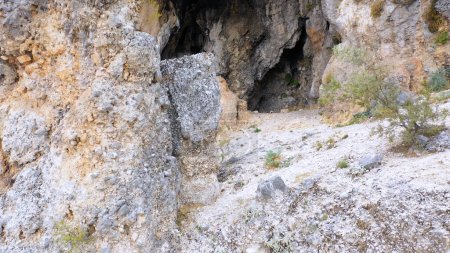Téléchargez les photos : Grotte dans la roche. Différentes roches sont faites par le temps. - en image libre de droit