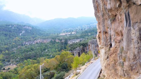 Foto de Un camino increíblemente hermoso en las montañas. Rocas milenarias en Asia Central. - Imagen libre de derechos