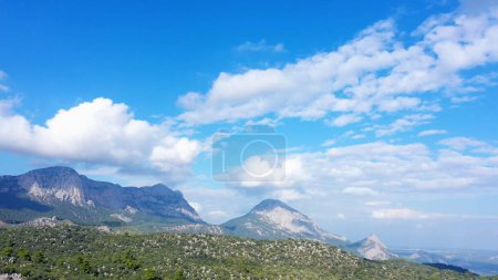 Téléchargez les photos : Paysage naturel estival pittoresque. Montagnes vertes sous un ciel nuageux bleu. Vue panoramique depuis un drone. - en image libre de droit
