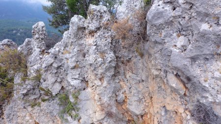 Téléchargez les photos : Pierre texture rocheuse de la montagne. Vue spectaculaire sur la falaise rocheuse escarpée au-dessus de la montagne. - en image libre de droit
