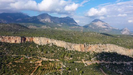 Téléchargez les photos : La nature sauvage de paysages de montagnes pittoresques par une belle journée d'été. Vue aérienne depuis un drone. - en image libre de droit
