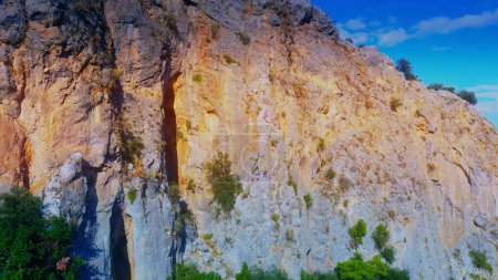 Téléchargez les photos : Vue aérienne de personnes grimpant dans les montagnes par une journée d'été ensoleillée. Tourisme, hobby et concept extrême. - en image libre de droit