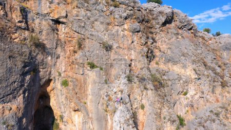 Foto de Escaladores escalando el acantilado. Vista aérea desde el dron. Gente, montañismo, concepto de aventura. - Imagen libre de derechos