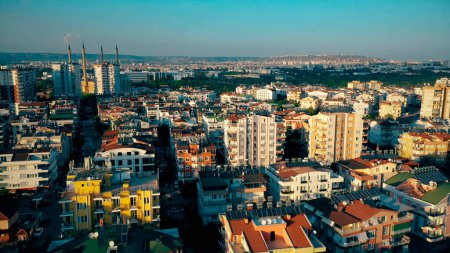 Téléchargez les photos : Vue aérienne des bâtiments modernes de la ville. Appartements de ville européenne d'en haut. Quartier économique du centre ville. - en image libre de droit
