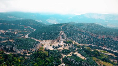 Foto de Escénica vista panorámica aérea de verdes colinas en las montañas. Naturaleza paisaje vista desde el dron. - Imagen libre de derechos