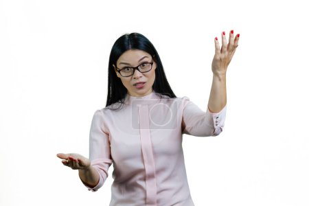 Foto de Retrato de una joven mujer de negocios asiática está explicando algo y haciendo un gesto. Aislado sobre blanco. - Imagen libre de derechos