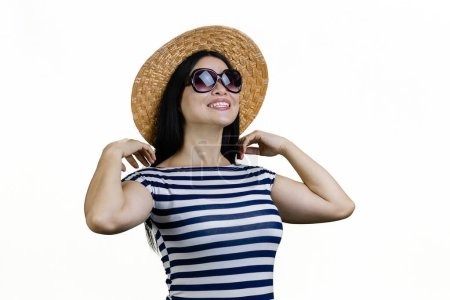 Foto de Retrato de una joven dama asiática feliz en sombrero de paja y gafas de sol. Aislado sobre blanco. - Imagen libre de derechos