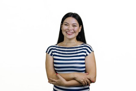 Téléchargez les photos : Portrait d'une jeune femme asiatique aux bras croisés. Isolé sur blanc. - en image libre de droit