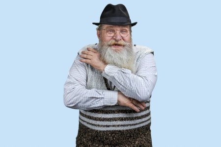 Foto de Retrato de un hombre mayor que sufre de dolor de hombro. Aislado sobre fondo azul pastel. - Imagen libre de derechos
