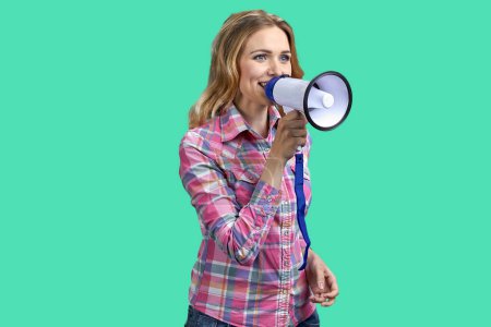Téléchargez les photos : Jeune femme blonde tenant un mégaphone et parlant. Isolé sur fond vert. - en image libre de droit