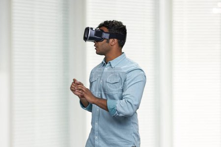 Téléchargez les photos : Homme indien avec lunettes VR expérience jeu VR. Personnes, technologie et concept amusant. - en image libre de droit