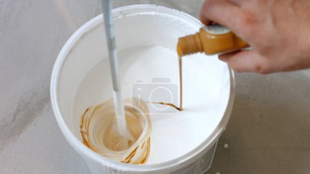 Téléchargez les photos : Diluer le mélangeur de peinture. Peinture de peinture blanche. Mélange de la solution. - en image libre de droit