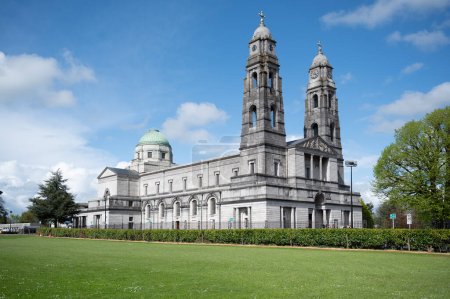 Foto de Curch católico romano. Dos torres con el manto. Catedral Cristo El Rey Mullingar, Irlanda - Imagen libre de derechos