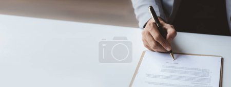 Téléchargez les photos : A rental company employee is calculating the cost for the customer to agree to sign a rental contract, explaining the rental terms and conditions. Home and real estate rental ideas. - en image libre de droit