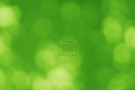Téléchargez les photos : Bokeh abstrait vert, motif de lumière vive floue en arrière-plan naturel. - en image libre de droit