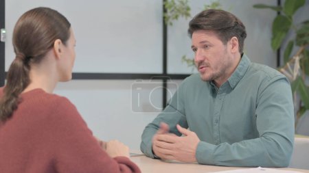 Téléchargez les photos : Businessman Talking with Employee in Office - en image libre de droit