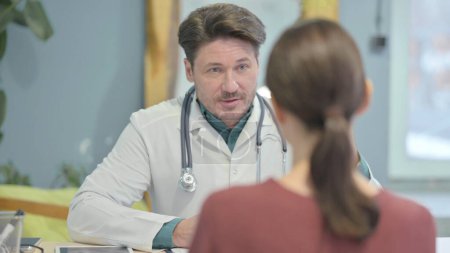 Téléchargez les photos : Male Doctor Talking with Female Patient - en image libre de droit