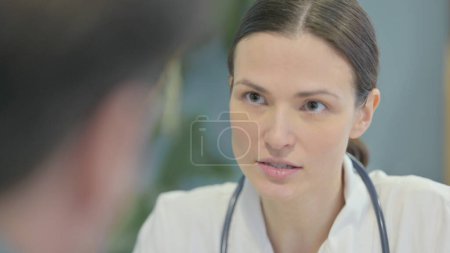 Téléchargez les photos : Close-Up of Female Doctor Talking with Patient - en image libre de droit