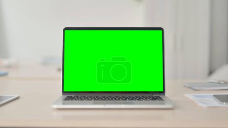 Téléchargez les photos : Laptop with Green Screen on Desk in Office - en image libre de droit