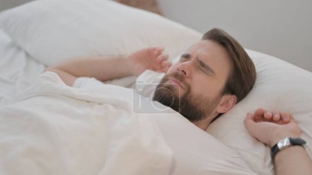 Foto de Hombre adulto joven despertando y dejando la cama - Imagen libre de derechos