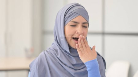 Foto de Retrato de una mujer musulmana bostezando en Hijab - Imagen libre de derechos